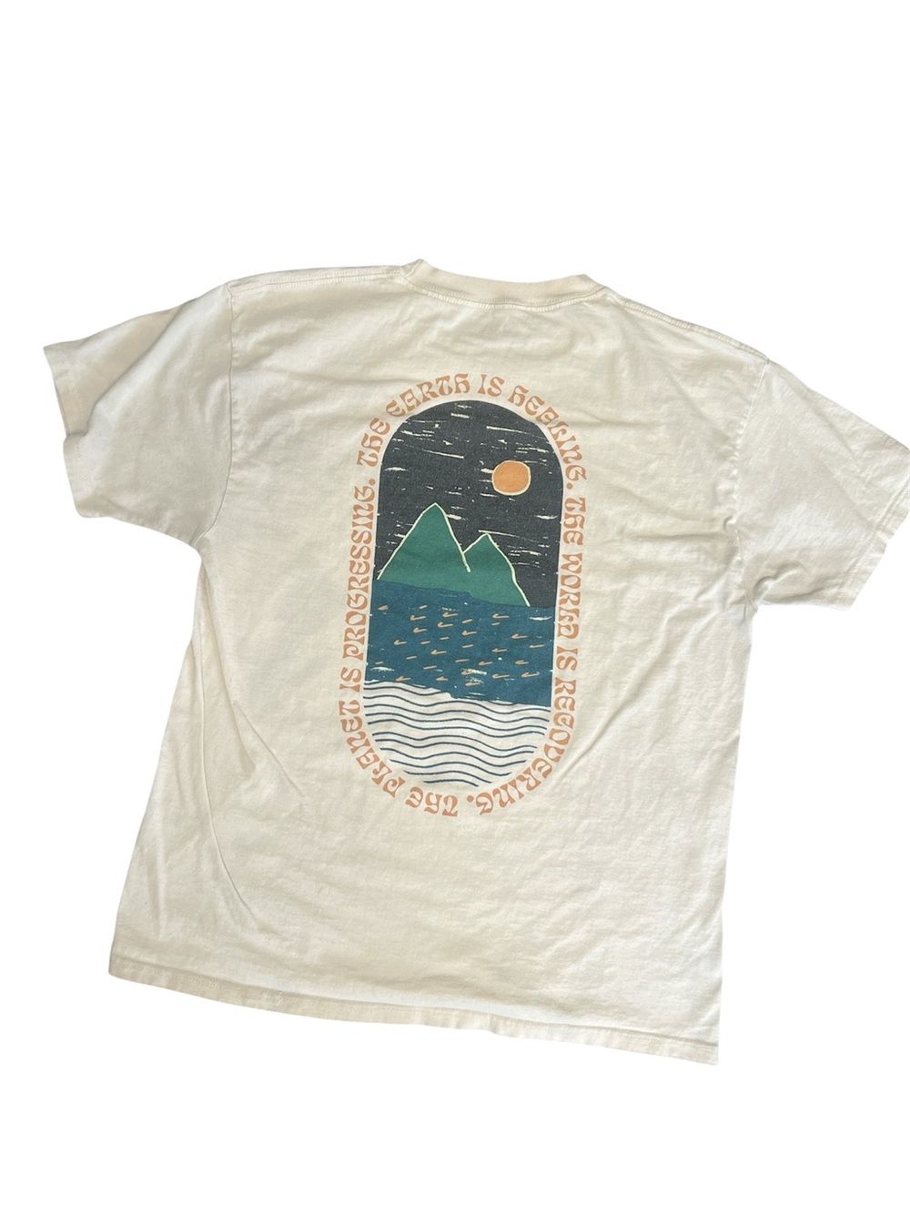 Dravus Cream Graphic Tee with Mountain Logo Mens L